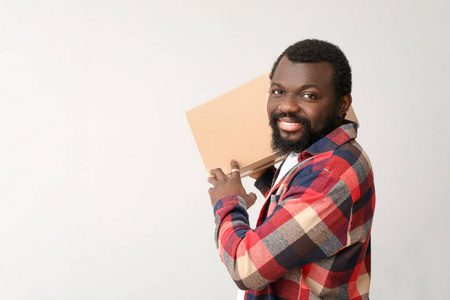 非洲 购买 房地产 在线 肖像 男人 真实的 随身物品 纸箱