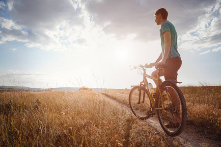 自行车 夏天 胡须 服装 旅行 骑自行车 假期 白种人 活动