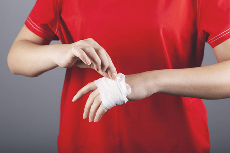 第一 人类 受伤的 特写镜头 手腕 控制 意外 疼痛 女人