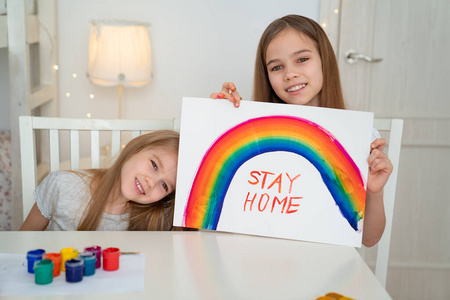 小女孩写呆在家里。快闪团。彩虹