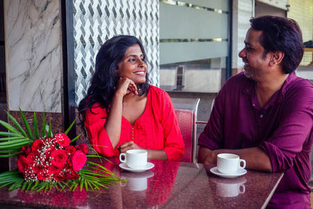 一对印度夫妇在咖啡馆喝马沙拉茶