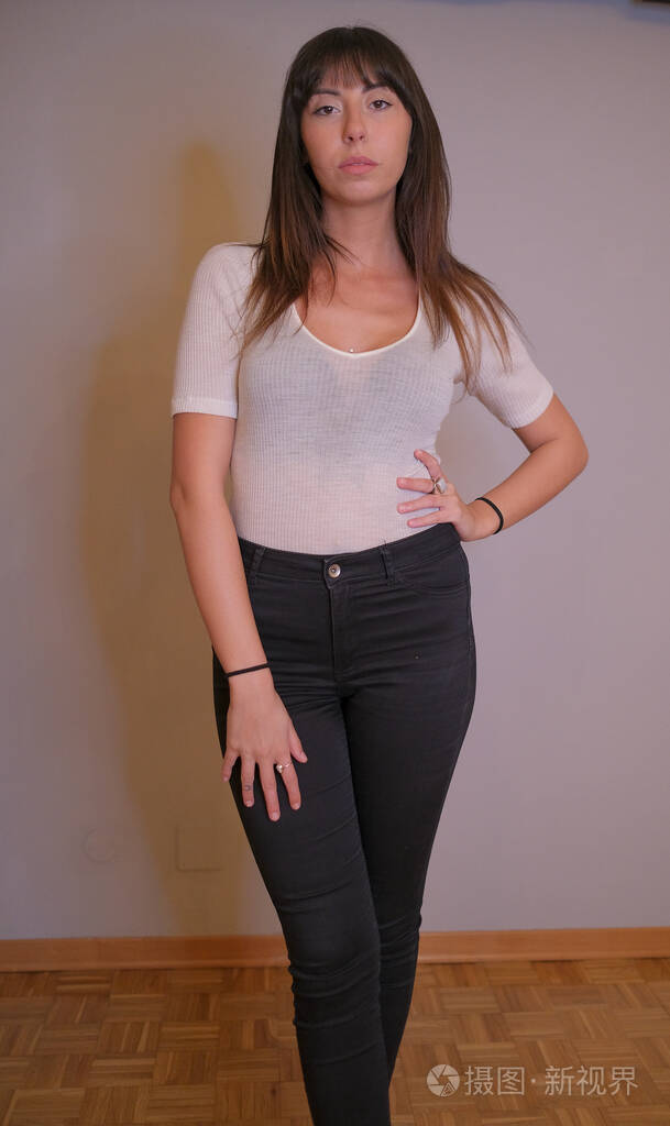 全身美丽的黑发女孩低垂的长发白色t恤彩色照片