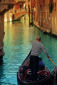 威尼斯缆车载着游客穿过威尼斯的运河。