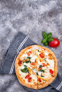 意大利披萨配番茄，马苏里拉和鸡肉