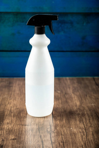 洗手液或洗发水装在蓝色背景的白色容器中，放在木桌上