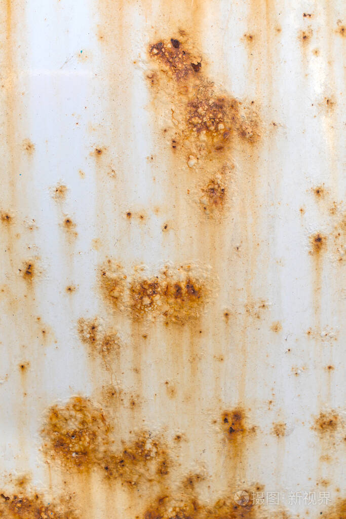 白色金属表面有明亮的锈迹