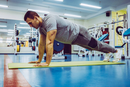 运动员 力量 肱二头肌 在室内 训练 健身房 活动 权力
