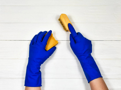 工人手戴橡胶防护手套,用抹布擦拭房间,浴室,厨房的桌子或墙壁表面.