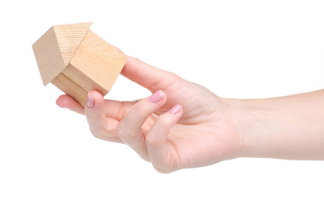 手握木屋模型