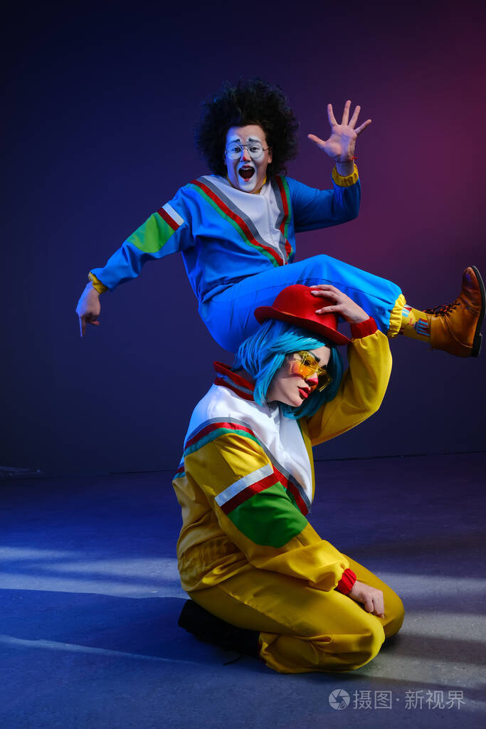 两个小丑一男一女穿着80年代风格的鲜艳运动服化妆