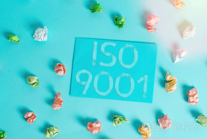 概念性手写体，显示Iso 9001。商务图片展示设计有助于组织机构确保满足客户的需求彩色衣架矩形纸蓝色背景。