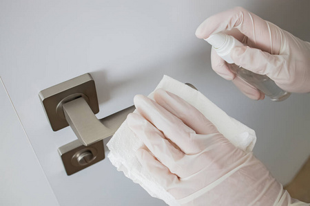 冠状病毒COVID19预防清洁女用抗菌消毒剂擦门把手
