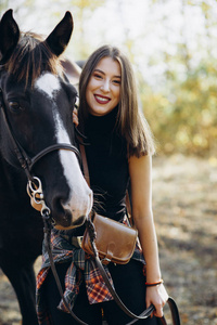 女人 宠物 闲暇 太阳 阳光 骑手 娱乐 乡村 女士 动物