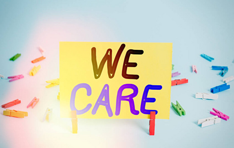 商业图片文本珍爱别人给予生命的关怀和满足他们的需要彩色衣架矩形纸