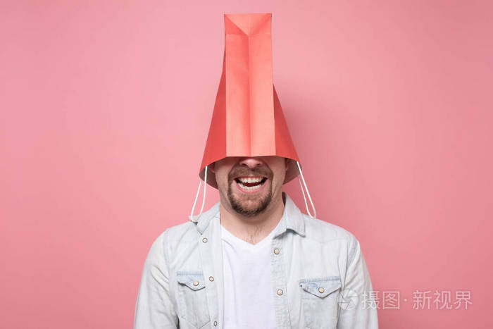 头上戴着纸袋的人为了躲避这个世界