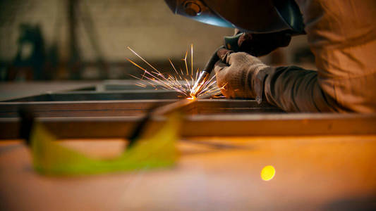 眼镜加工车间内的人工焊接-前景保护眼镜照片