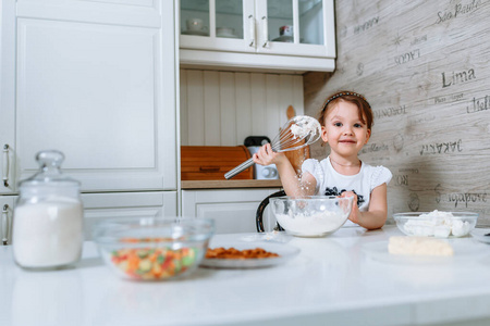 乐趣 小孩 可爱的 享受 面粉 厨房 准备 在室内 生长