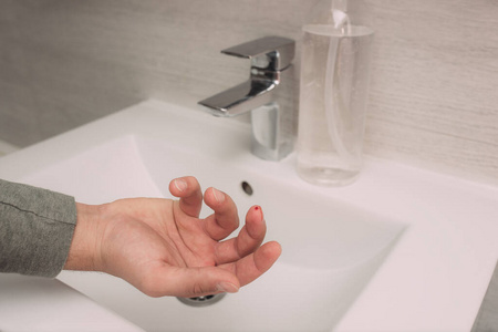 男人 保护 肥皂 医疗保健 清洗 大流行 打扫 水龙头 冠状病毒