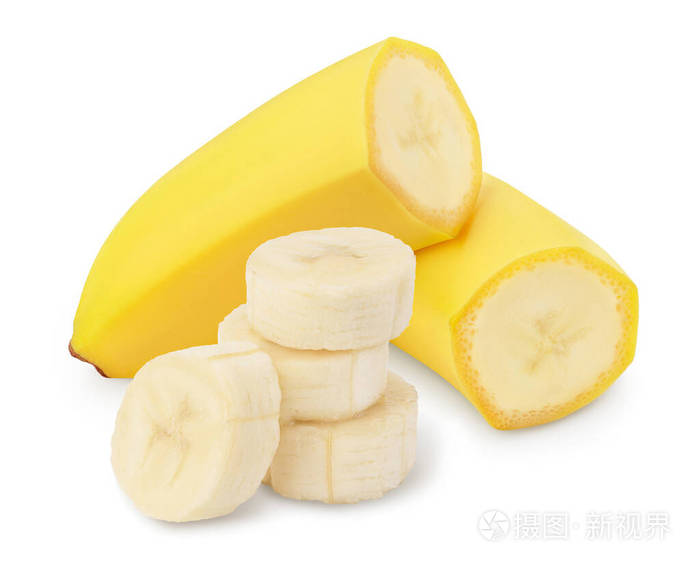 在白色背景上隔离的一半香蕉具有剪切路径和全景深