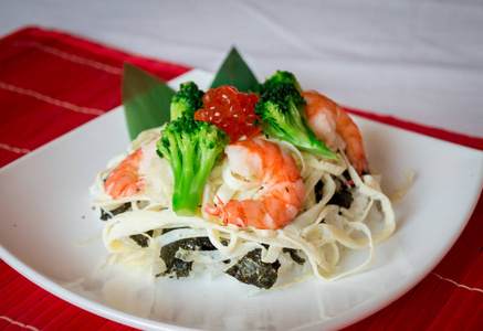 番茄 面团 美味的 奶酪 三文鱼 烹饪 海鲜 蔬菜 意大利语