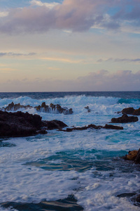 比斯科托斯海滩上的熔岩石头。大西洋。葡萄牙亚速尔群岛。