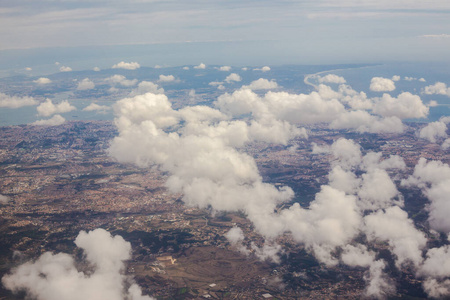 从飞机舷窗看到的景色。里斯本上空乌云密布。