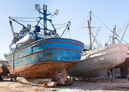 镜头老渔夫船上生锈的船螺旋桨海边旧码头上生锈的铁阳光明媚的日子里
