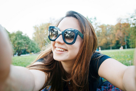 女人 学生 领域 照片 公园 享受 自然 自由 微笑 说谎