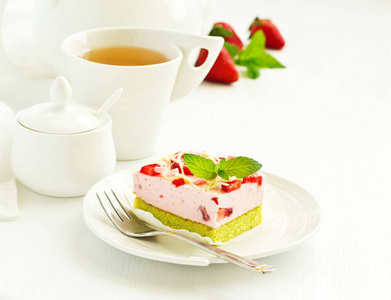 草莓 美味的 好吃 甜点 糕点 地壳 蛋糕 奶油 盘子 薄荷