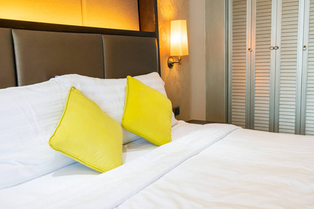 美丽的 木材 地板 卧室 睡觉 酒店 毯子 家具 休息 床上用品