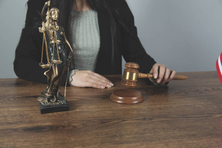 文件 合同 律师 法律 法庭 书桌 女人 法官 判决 公正