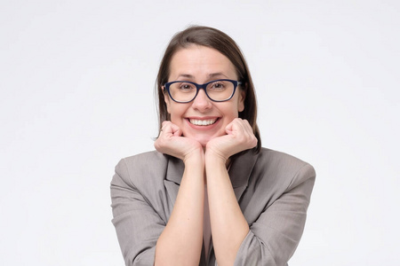 惊讶兴奋快乐的女人专心听你的演讲.照片