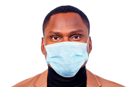 非裔美国人在工作室隔离面具和消毒剂在办公室工作手的概念