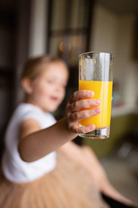 微笑 饮料 食物 蹒跚学步的孩子 白种人 桌子 健康 营养