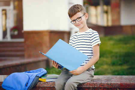 学生们在学校的院子里消磨时间