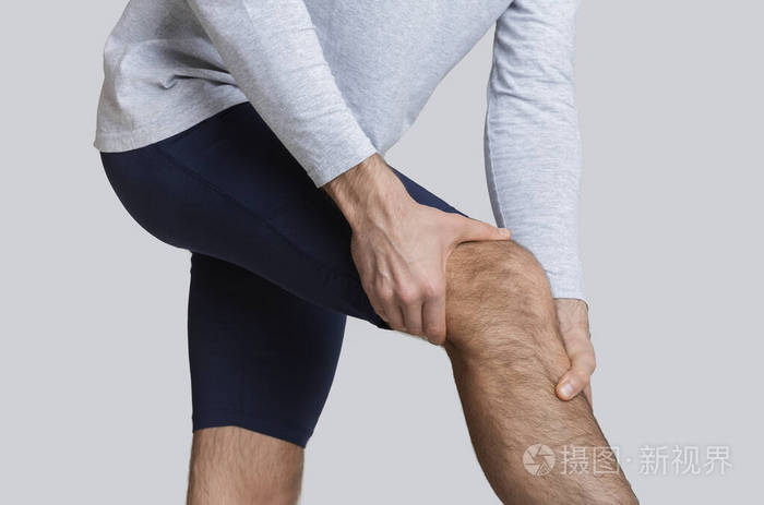 运动员膝关节痛男子用手按腿