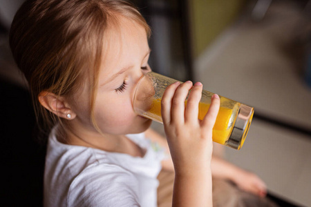 饮酒 果汁 午餐 蹒跚学步的孩子 饮料 窗口 早餐 女儿