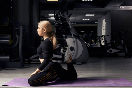 拉伸 鸽子 运动型 女人 健身房 健美 身体 运动 娱乐