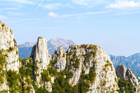 阳光明媚的意大利阿尔卑斯山全景