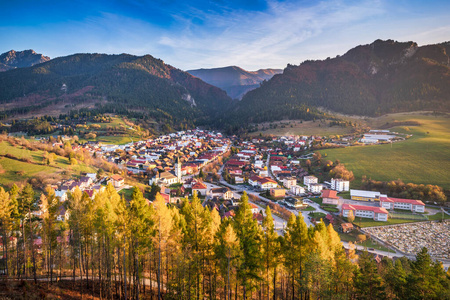 吸引力 秋天 假期 古老的 旅游业 太阳 小山 山谷 尖顶