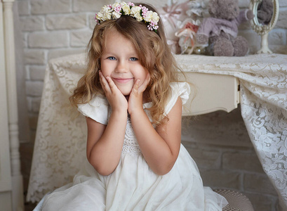 漂亮的 白种人 小孩 微笑 服装 裙子 连衣裙 宝贝 气球