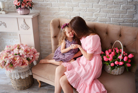 家庭 女人 美丽的 童年 时尚 白种人 母亲 房间 拥抱
