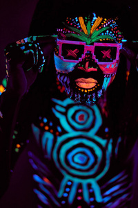 时尚男模配荧光紫外线人体艺术图片