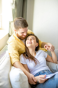 夫妻聊家常周末,夫妻在家度假照片