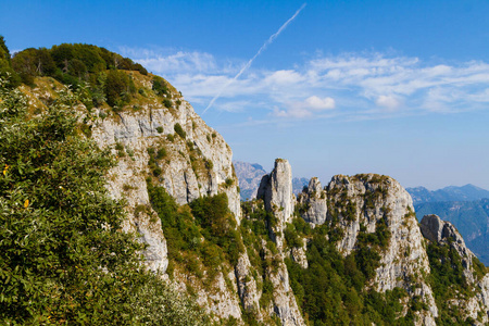 阳光明媚的意大利阿尔卑斯山全景