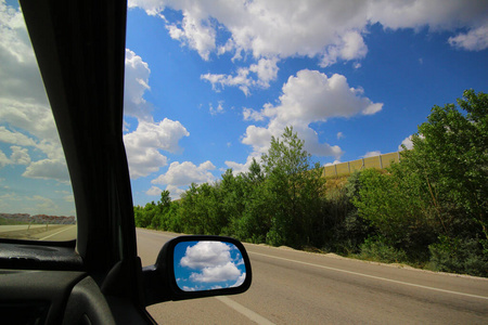 草地 旅游业 风景 假日 阳光 汽车 美丽的 天空 运输