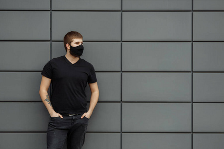 COVID19大流行性冠状病毒男子在城市街道戴口罩保护2019年冠状病毒疾病传播。戴口罩抗击SARSCoV2的男子肖像