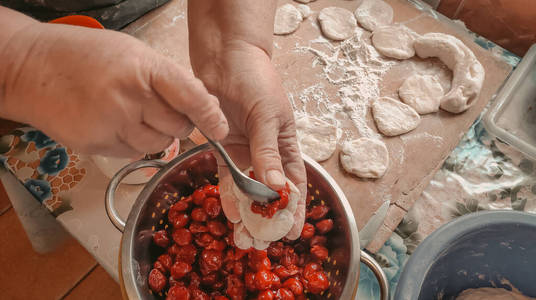 饺子 面团 樱桃 盘子 饮食 中国人 烹饪 准备 午餐 烹调