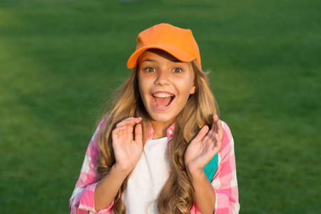 积极的概念.情感表达.好的氛围.暑假.微笑的女孩.开朗的女学生.