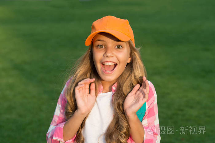 过着幸福的生活积极的概念情感表达好的氛围暑假微笑的女孩开朗的女